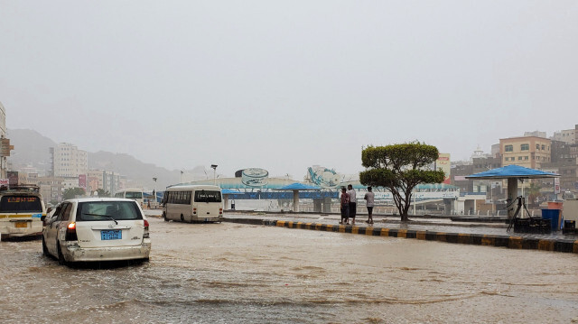 Des voitures circulent sur une route inondée lors de pluies torrentielles dans la ville côtière d'Al-Mukalla, au sud-est du Yémen, dans la province de Hadramawt, le 17 avril 2024.