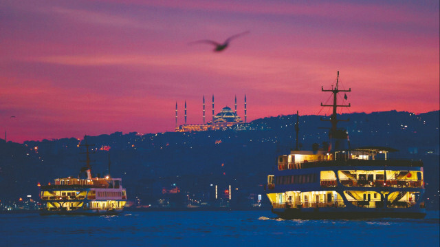 İstanbul, ahh İstanbul! Suskun ve yalnızların şehri, kalabalıkların; gri günlerin, lacivert gecelerin...