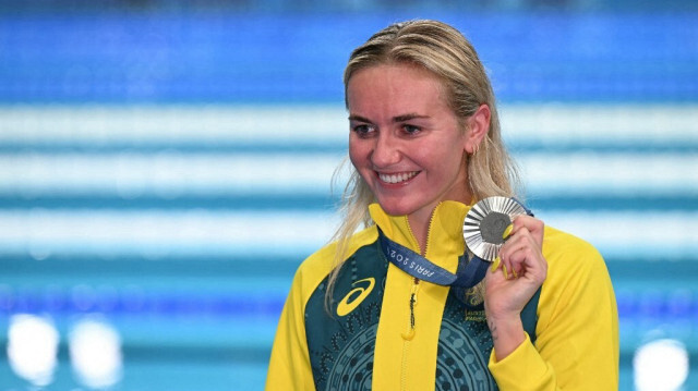 L'Australienne Ariarne Titmus, médaillée d'argent, célèbre la cérémonie du podium de l'épreuve féminine du 800 m nage libre lors des Jeux Olympiques de Paris 2024 à l'Arena Paris La Défense à Nanterre, à l'ouest de Paris, le 3 août 2024.