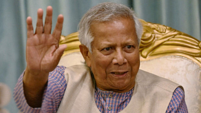 Le prix Nobel et conseiller principal du nouveau gouvernement intérimaire du Bangladesh, Muhammad Yunus, fait un geste alors qu'il rencontre des parents de personnes disparues pendant le mandat de l'ancien Premier ministre Sheikh Hasina, à Dhaka, le 13 août 2024.