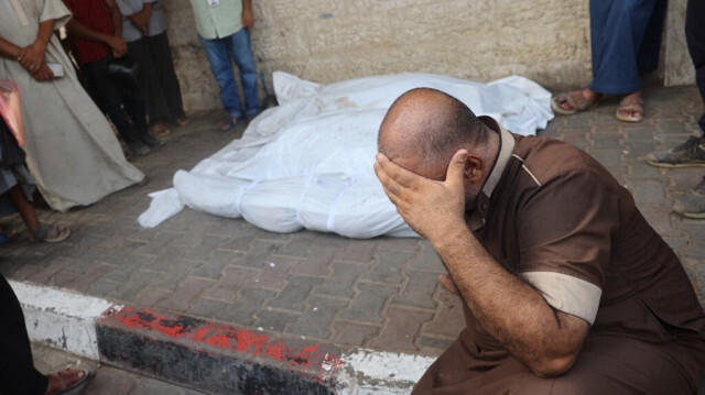 Un Palestinien pleure ses proches, tués par une frappe israélienne, à l'hôpital des Martyrs d'Al-Aqsa à Deir el-Balah, dans le centre de la bande de Gaza, le 17 août 2024, dans le cadre du conflit entre Israël et le mouvement palestinien Hamas. 