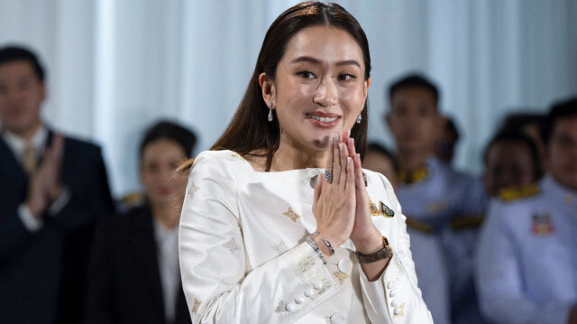 La Première ministre thaïlandaise Paetongtarn Shinawatra, surnommée "Ung Ing" et fille de l'ancien Premier ministre Thaksin Shinawatra, fait un geste lors d'une conférence de presse après la cérémonie d'approbation royale la désignant comme nouvelle Première ministre de Thaïlande, à Bangkok, le 18 août 2024.