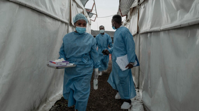 Les agents de santé circulent entre les services du centre de traitement du mpox à l'Hôpital général de référence de Nyiragongo, au nord de Goma, le 17 août 2024.