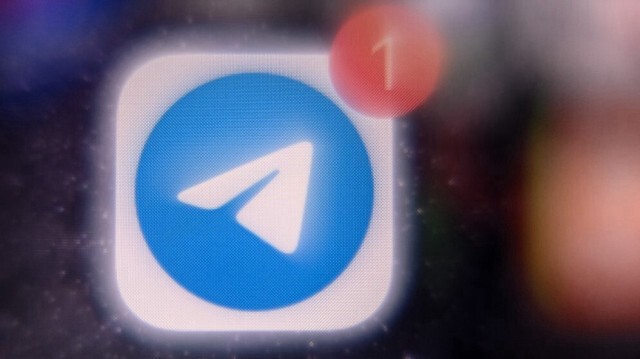 Logo de l'application de messagerie et de téléphonie mobile Telegram sur l'écran d'un smartphone.