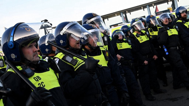 Des policiers britanniques à Weymouth, sur la côte sud-ouest de l'Angleterre, le 4 août 2024.