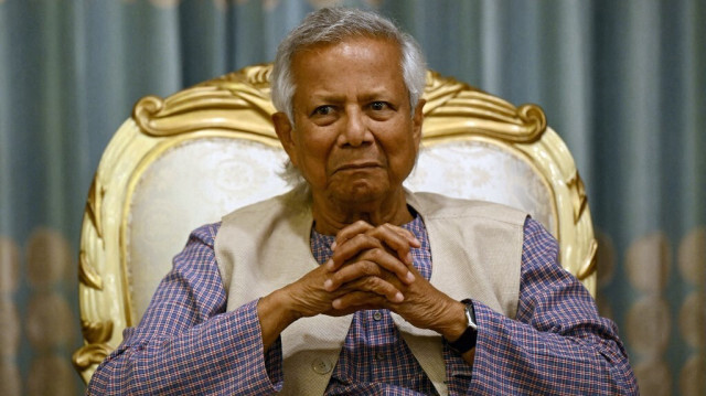 Le lauréat du prix Nobel et conseiller principal du nouveau gouvernement intérimaire du Bangladesh, Muhammad Yunus, rencontre à Dhaka, le 13 août 2024, les proches de personnes disparues pendant la présidence de la première ministre élue, Sheikh Hasina.