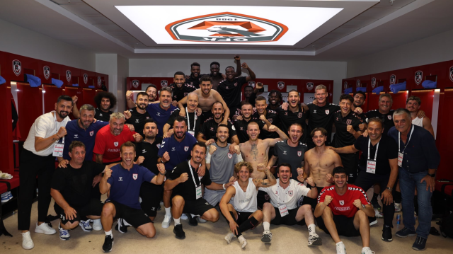 Samsunspor takımının soyunma odasındaki galibiyet pozu. 