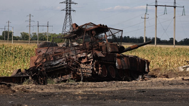 Un tank russe détruit à l'extérieur de la ville russe de Soudja, contrôlée par l'Ukraine, dans la région de Koursk, le 16 août 2024.