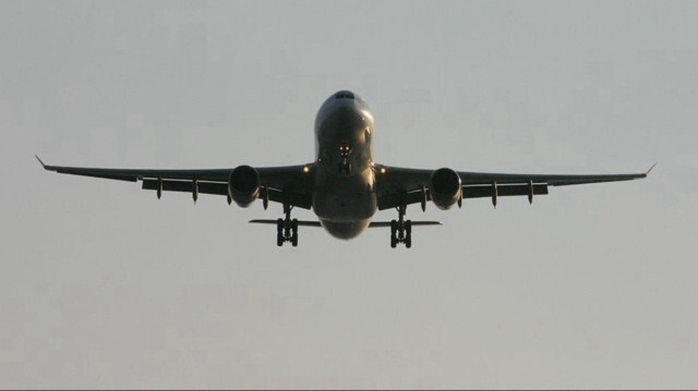 Varşova Chopin Havalimanı'na sorunsuz şekilde iniş gerçekleştiren yolcu uçağının bayılan pilotu sağlık görevlileri tarafından hastaneye kaldırıldı. (Foto: Arşiv)