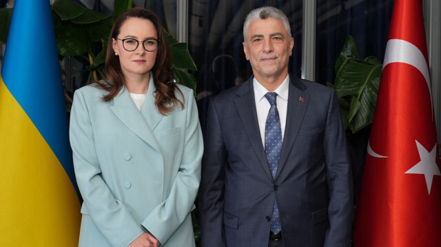 Le ministre turc du Commerce, Omer Bolat, et la première vice-Première ministre ukrainienne, Yulia Svyrydenko, à Istanbul, en Türkiye, le 1er août 2024.