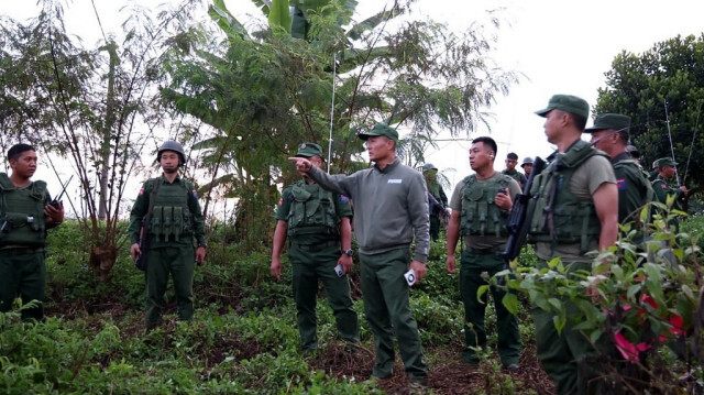 Le général de division Peng Deqi (au centre à droite) de l'Armée de l'Alliance démocratique nationale du Myanmar (MNDAA) dirige les opérations contre l'armée du Myanmar près de la ville de Lashio, dans le nord de l'État Shan, le 27 octobre 2023.