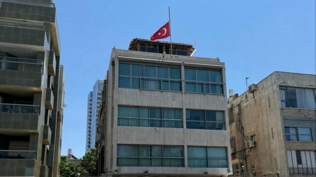 Le drapeau turc mis en berne à l'ambassade de Türkiye, à Tel-Aviv, le 2 août 2024.