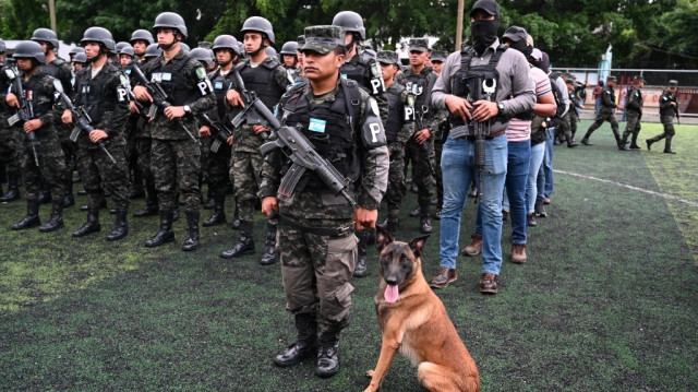 Les forces militaires honduriennes se préparent à patrouiller dans les rues du bidonville d'El Pedregal, au sud de Tegucigalpa, au Honduras, le 1er août 2024. 