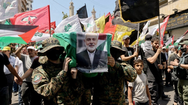 Les membres de factions palestiniennes lors d'un rassemblement funéraire pour le défunt leader du Hamas, Ismail Haniyeh, à Beyrouth, le 2 août 2024.