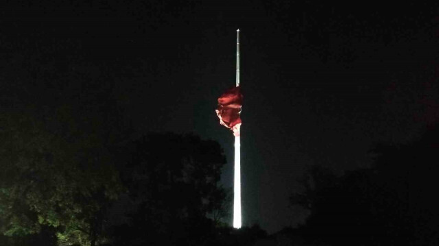 Drapeau en berne en raison de la journée de deuil national observée en Türkiye suite à l'assassinat du chef de la résistance palestinienne Ismail Haniyeh, sur la colline de Camlica, à Istanbul, le 2 aout 2024.