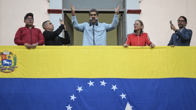 Le président vénézuélien Nicolas Maduro accompagné de son épouse Cilia Flores,  prononçant un discours devant ses partisans lors d'un rassemblement au palais présidentiel de Miraflores, à Caracas, le 1er août 2024.
