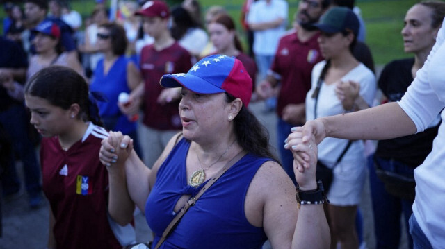 Des citoyens vénézuéliens se tiennent la main lors d'une manifestation contre la fraude électorale présumée lors de l'élection présidentielle controversée au Venezuela, au parc Urraca à Panama City, le 31 juillet 2024.