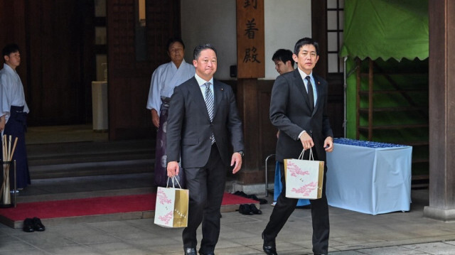 Le législateur du Parti libéral démocrate (PLD) Takayuki Kobayashi (R) quittant après une visite au sanctuaire Yasukuni à Tokyo, le 15 août 2024.