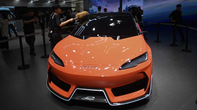 Une voiture électrique chinoise BYD Ocean-M est exposée au Salon de l'auto de Pékin le 25 avril 2024.