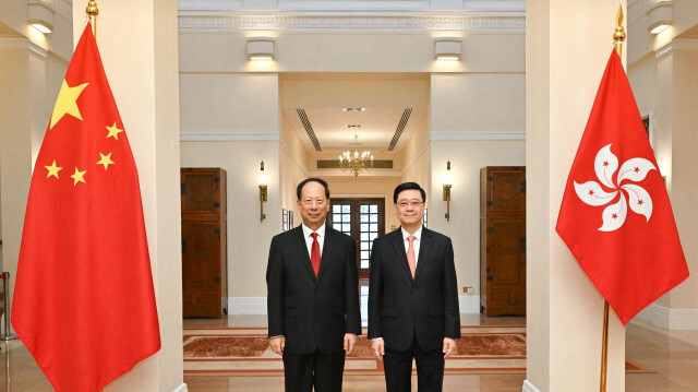 Le chef de l'exécutif John Lee Ka-chiu (à droite) rencontre Shi Taifeng, membre du Bureau politique du Comité central du Parti communiste chinois (PCC) et chef du Département du travail du Front uni du Comité central du PCC, à la Maison du gouvernement, le 19 août 2024.