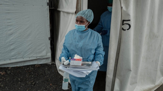 Un agent de santé porte un plateau au centre de traitement du Mpox à l'hôpital général de référence de Nyiragongo, au nord de Goma, le 17 août 2024. 