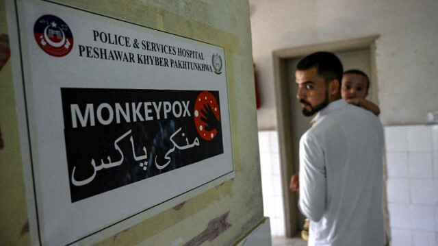 Panneau indiquant une salle d'isolement pour les patients atteints de mpox à Peshawar, au Pakistan, le 20 août 2024. 