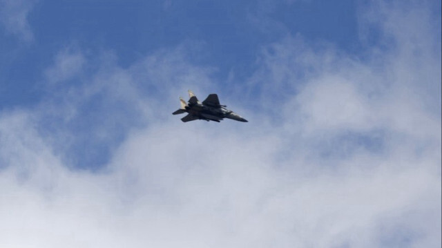 Depuis le Liban, un avion de chasse israélien a été observé survolant la région lors des frappes menées dans le sud du territoire.