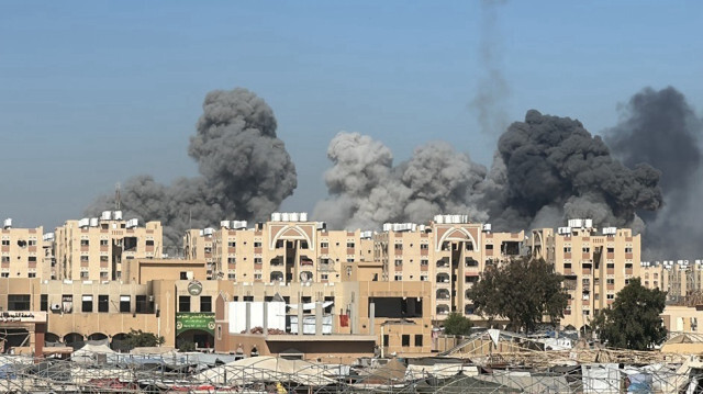 De la fumée s'élevait suite à une attaque israélienne dans la ville de Khan Younès, dans le sud de la Bande de Gaza.