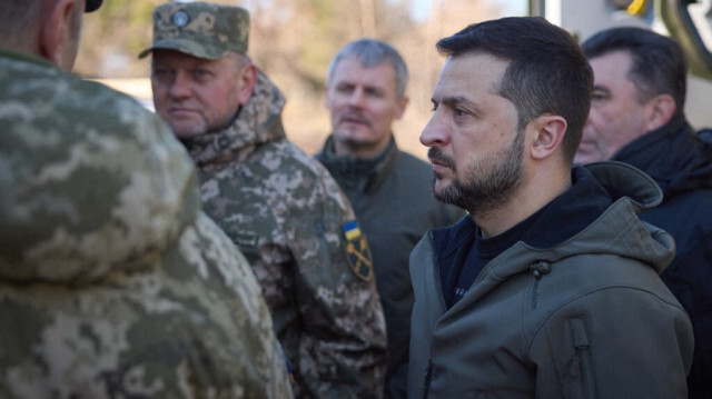 Le président ukrainien Volodymyr Zelensky visitant un centre d'entraînement dans un lieu non divulgué en Ukraine, le 3 novembre 2023.