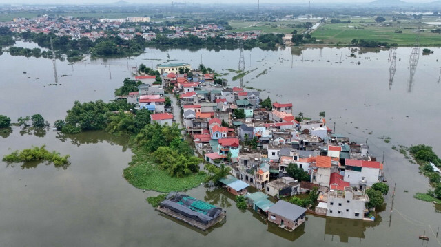 Les eaux de crue entourant et submergeant les maisons du village de Ben Voi, dans la banlieue de Hanoi.