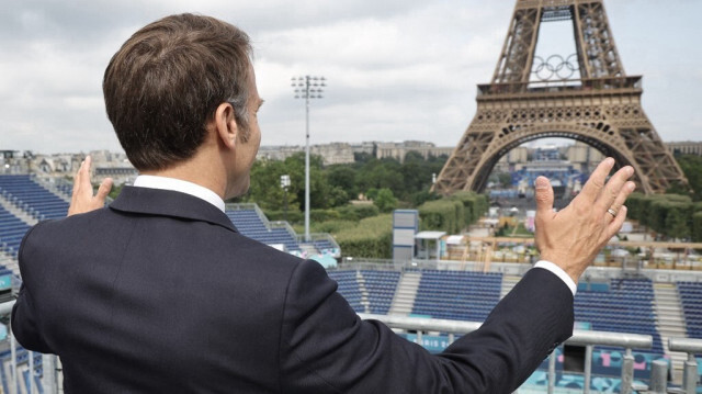 Le président français Emmanuel Macron gesticule lors de sa visite au "Stade Tour Eiffel" à Paris, France, le 24 juillet 2024.