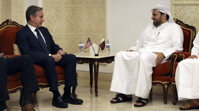 Le secrétaire d'État américain, Antony Blinken (G) rencontre le ministre d'État du Qatar, Mohamed Al-Khulaifi à Doha, le 20 août 2024.