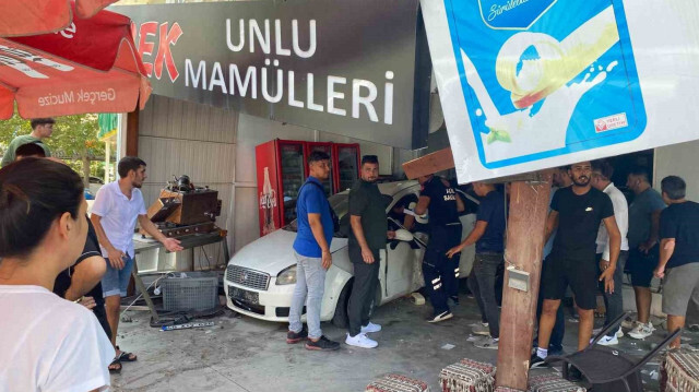 Muğla'da kontrolden çıkan otomobil fırına daldı: 2 kişi yaralandı