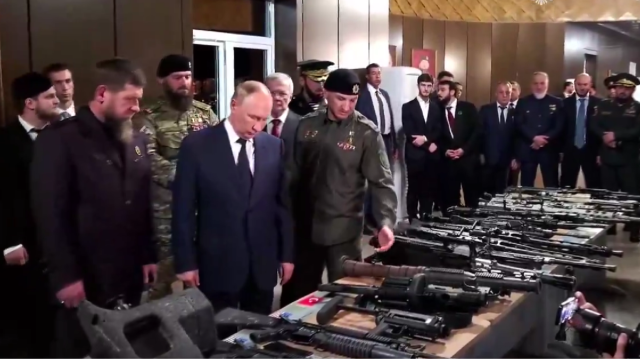 Le Président russe Vladimir Poutine, accompagné du dirigeant tchétchène Ramzan Kadirov lors de la visite de l'université des forces spéciales, en Tchétchénie, le 20 août 2024.