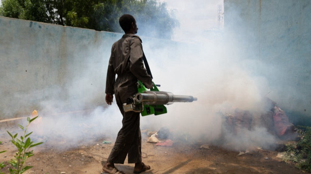 Un agent sanitaire pulvérise du désinfectant dans le cadre d'une campagne menée par le ministère soudanais de la santé pour lutter contre la propagation des maladies, dans l'État de Kassala, dans l'est du Soudan, le 20 août 2024.