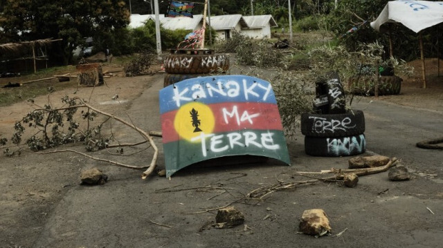 Un barrage routier kanak avec un panneau indiquant "Kanaky mon pays" à Houailou, sur la côte est de la Nouvelle-Calédonie, le 1er juillet 2024.