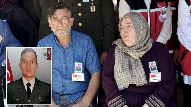 Şehidin babası İlhan Önk ve annesi Elif Önk cenaze töreninde.