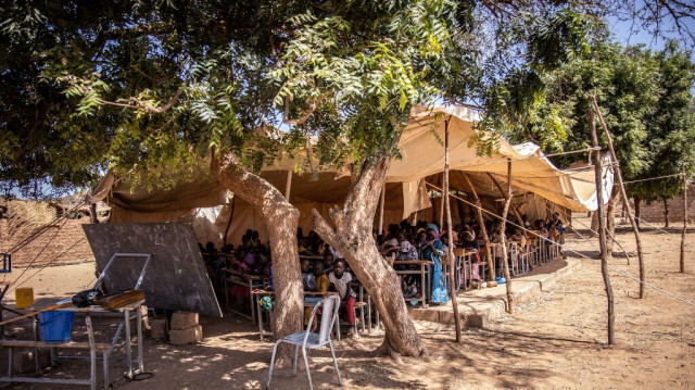 Des élèves de l'école primaire sont assis dans une salle de classe sous une tente mise en place pour faire face à l'arrivée croissante d'enfants, à l'école Koum-Lakre, située dans la périphérie de Kaya au Burkina et bondée de personnes déplacées internes (IDP), le 16 novembre 2020.