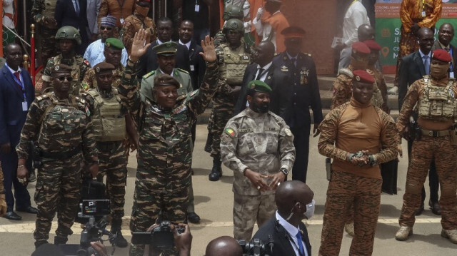 Le chef du gouvernement militaire du Niger, le général Abdourahamane Tiani (C), le colonel malien Assimi Goita (3e à droite) et le capitaine burkinabé Ibrahim Traore (2e à droite) arrivent avant le sommet de la Confédération des États du Sahel (AES) à Niamey, le 6 juillet 2024.