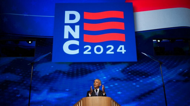 L'ancien président américain Barack Obama s'exprime sur scène lors du deuxième jour de la Convention nationale du Parti démocrate au United Center le 20 août 2024 à Chicago, dans l'Illinois.