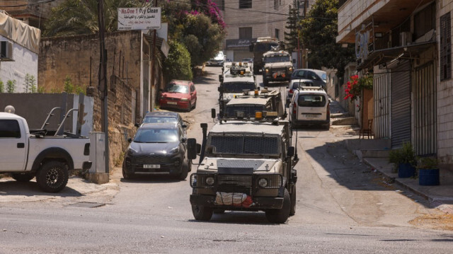 Des véhicules blindés de l'armée d'occupation circulent dans une rue lors d'un raid dans la ville de Naplouse, en Palestine occupée.