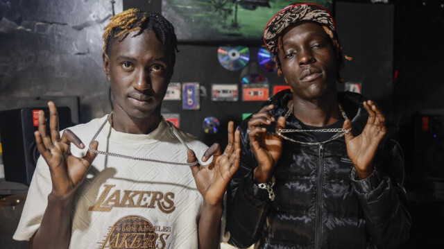 Les membres du duo de rap kenyan Wadagliz, Allan "Manazz" Mojo (à gauche) et Tony "Kantel" Otieno, posent lors d'une interview dans leur studio de musique à Nairobi, le 15 août 2024. 