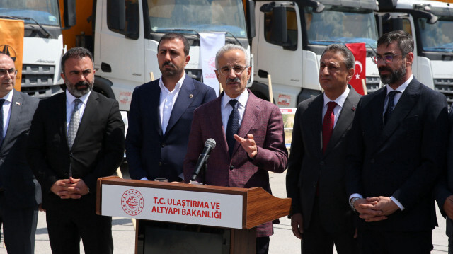 Ulaştırma ve Altyapı Bakanı Abdulkadir Uraloğlu, Bitlis'in Tatvan ilçesinde çevre yolu şantiyesini ziyaret etti. 