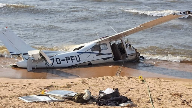 Cette photo, diffusée par l'Agence de presse du Malawi le 21 août 2024, montre le site de l'accident d'un avion au lac Malawi, où deux passagers ont perdu la vie.