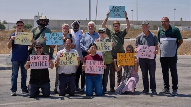 Une délégation de dirigeants chrétiens de l'ONG Pax Christi, signataire de la pétition en Allemagne, manifestant pour la Paix à la frontière de Gaza, le 20 août 2024.