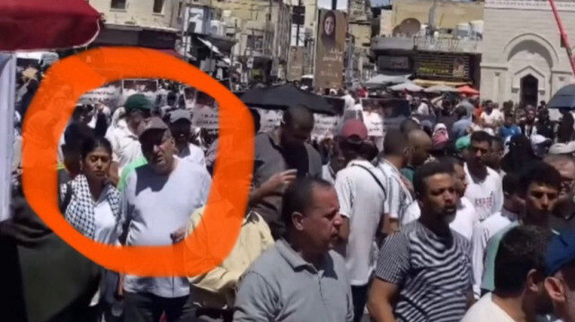 La présence de Rima Hassan, dans le cercle orange, aperçue dans une manifestation pro-palestinienne à Amman, a déclenché une vive polémique.
