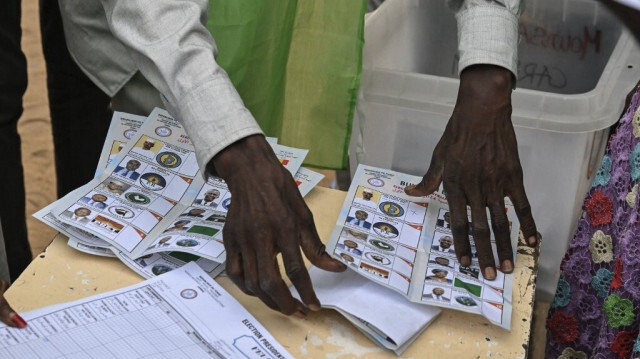 Des scrutateurs participent au dépouillement de l'élection présidentielle tchadienne dans un bureau de vote à N'Djamena, le 6 mai 2024. 