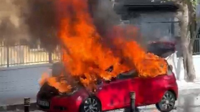 İstanbul'da korku dolu anlar: Seyir halindeki otomobil alev aldı!