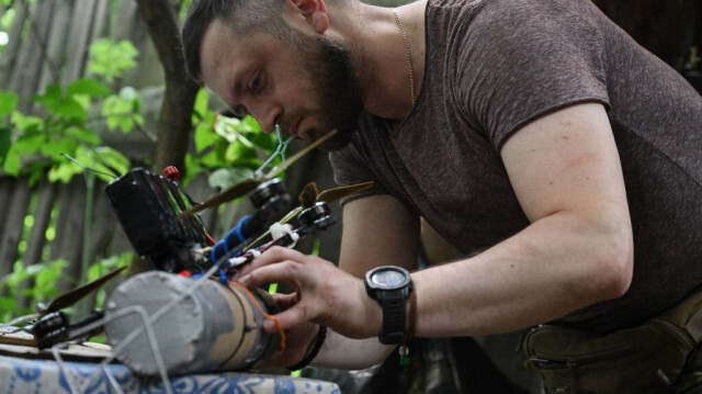 Un soldat ukrainien de la 24e brigade prépare un drone FPV pour le lancer vers les positions russes, le 10 juin 2024.