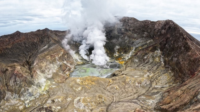 La vapeur s'élevant du volcan White Island à Whakatane après une éruption volcanique au large de la côte de Whakatane sur l'île du Nord, le 22 août 2024.